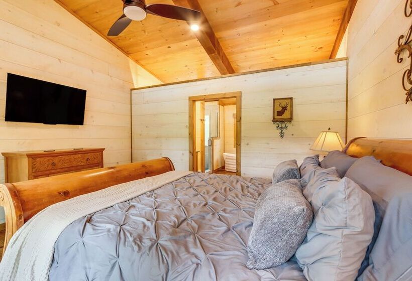 Blue Ridge Cabin W/ Hot Tub, Deck & Mountain Views