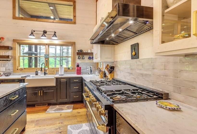 Blue Ridge Cabin W/ Hot Tub, Deck & Mountain Views