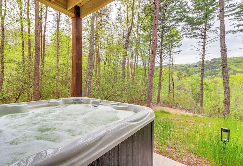 Blue Ridge Cabin W/ Hot Tub, Deck & Mountain Views