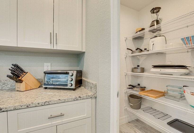 Bright Rotonda West Home W/ Patio, 7 Mi To Beach!