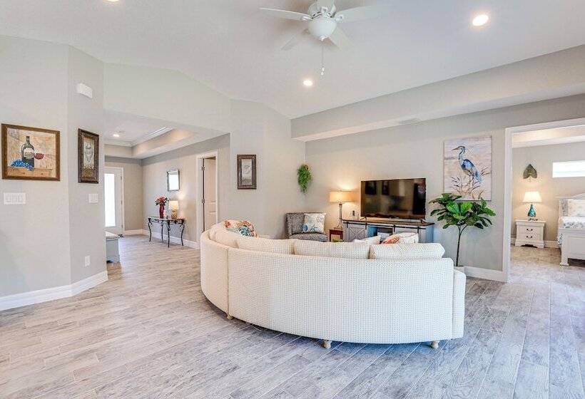 Bright Rotonda West Home W/ Patio, 7 Mi To Beach!