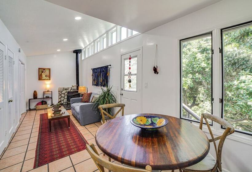 Treetop Topanga Cabin W/ Deck & Mountain Views!