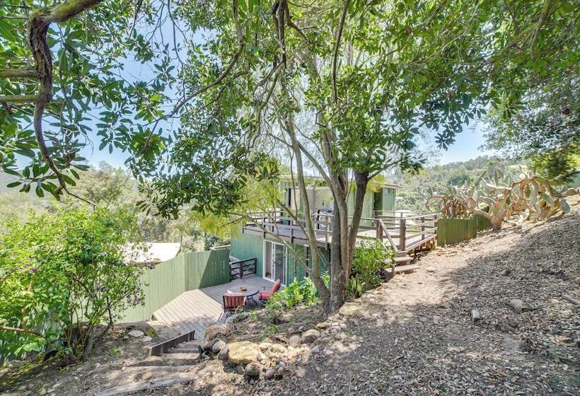 Treetop Topanga Cabin W/ Deck & Mountain Views!