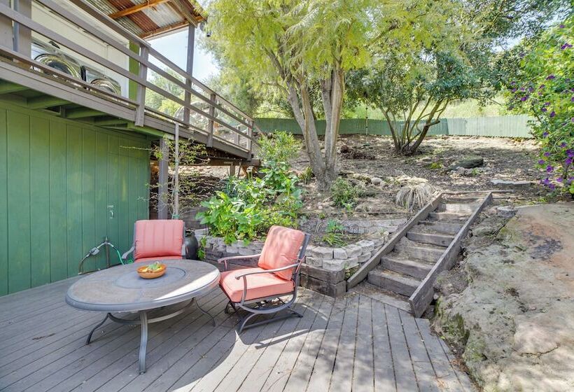 Treetop Topanga Cabin W/ Deck & Mountain Views!