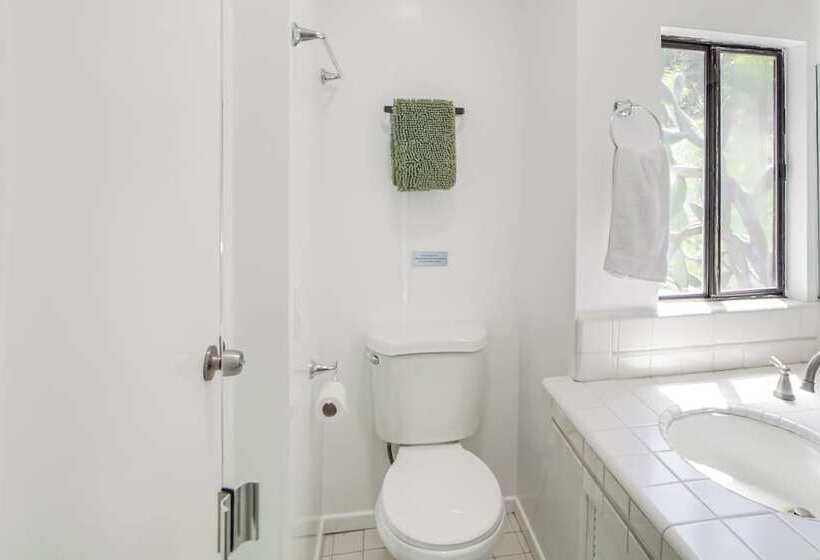 Treetop Topanga Cabin W/ Deck & Mountain Views!