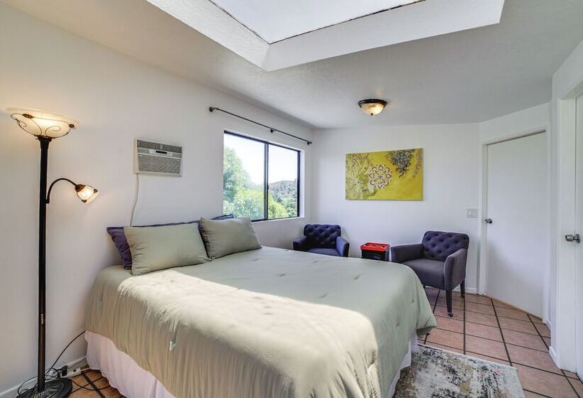 Treetop Topanga Cabin W/ Deck & Mountain Views!