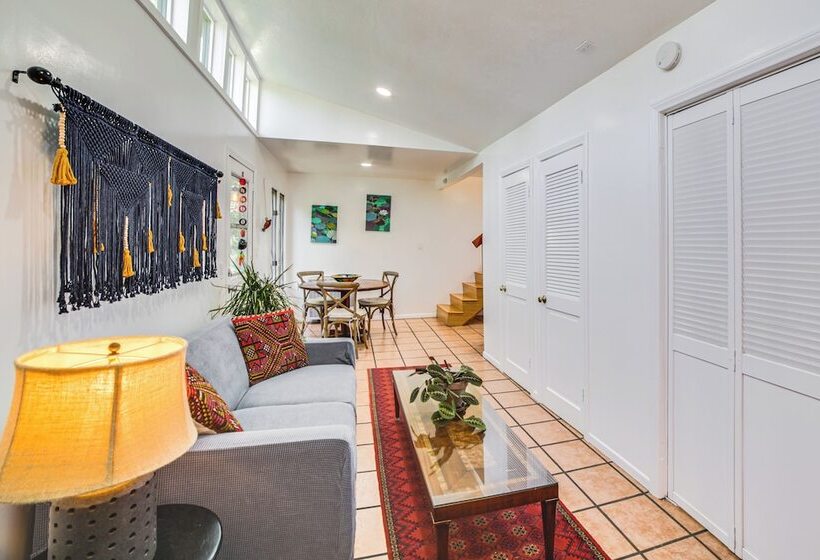 Treetop Topanga Cabin W/ Deck & Mountain Views!