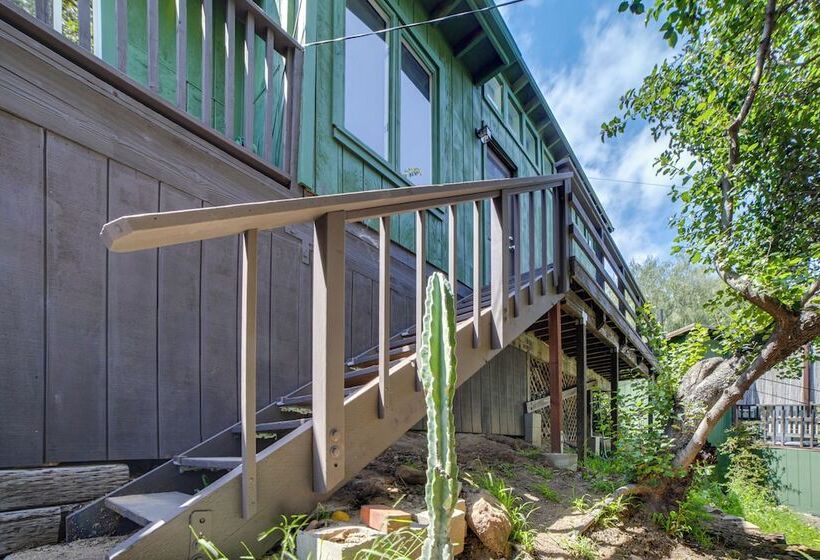 Treetop Topanga Cabin W/ Deck & Mountain Views!