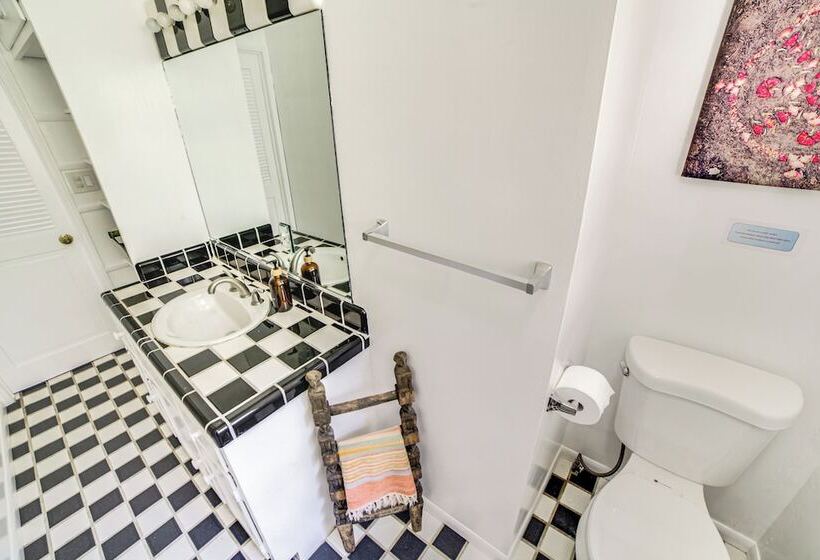 Treetop Topanga Cabin W/ Deck & Mountain Views!