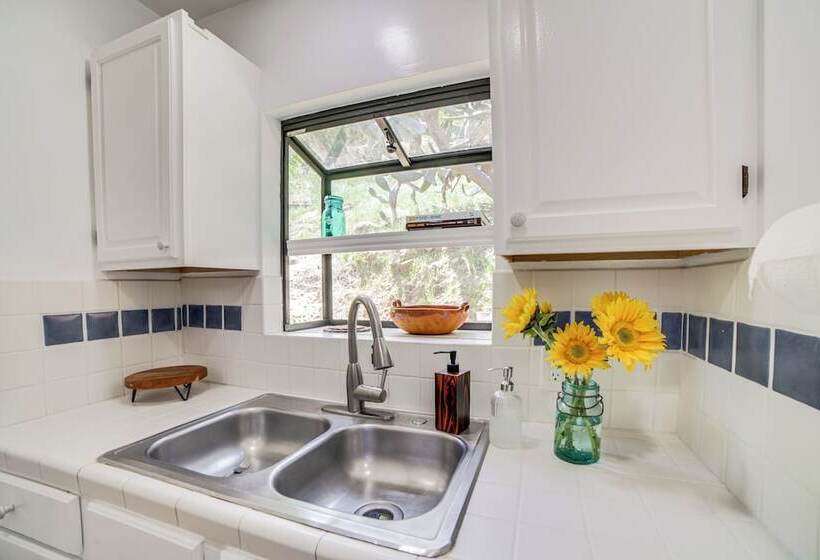 Treetop Topanga Cabin W/ Deck & Mountain Views!