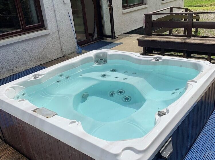 Captivating 5 Bed Cottage With Private Hot Tub