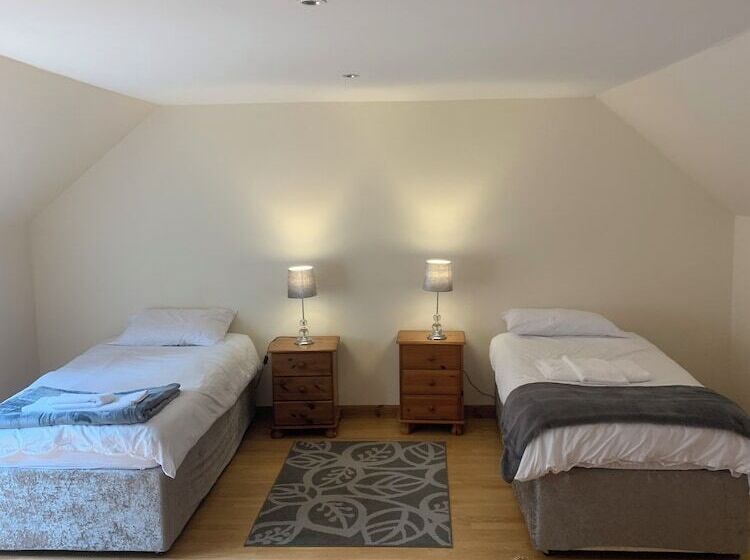 Captivating 5 Bed Cottage With Private Hot Tub