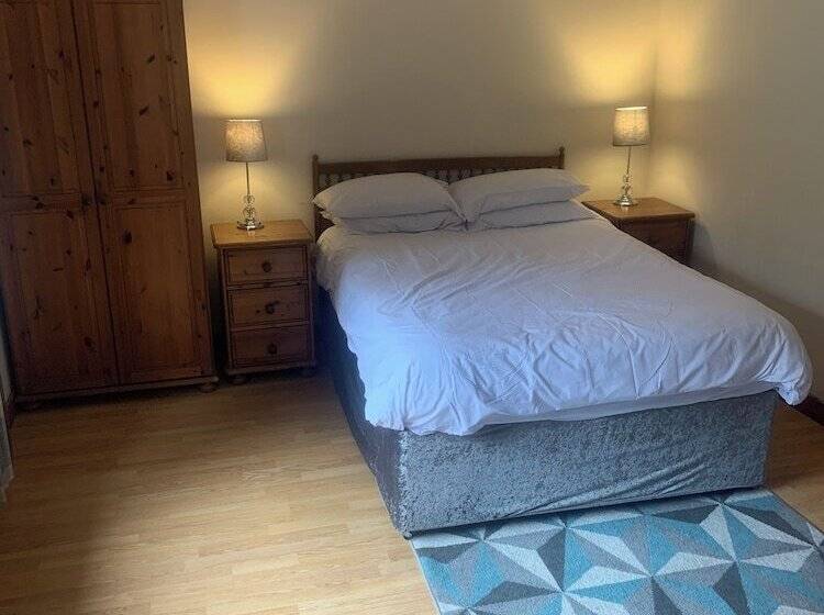 Captivating 5 Bed Cottage With Private Hot Tub