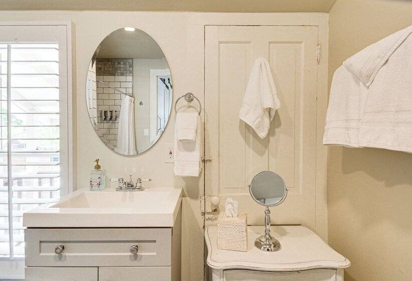 Walk To Courthouse Square: Quiet Home W/ Porch