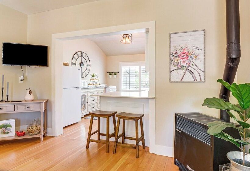 Walk To Courthouse Square: Quiet Home W/ Porch