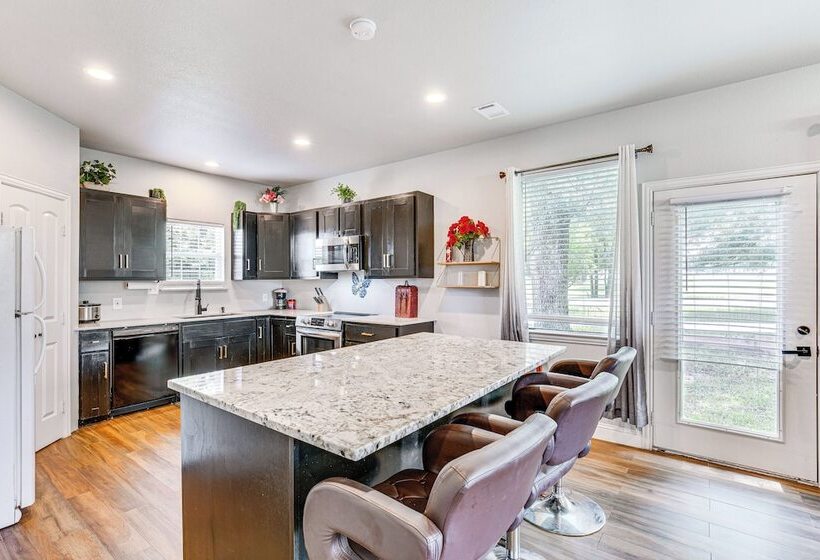 Charming Caddo Mills Farmhouse W/ Private Yard