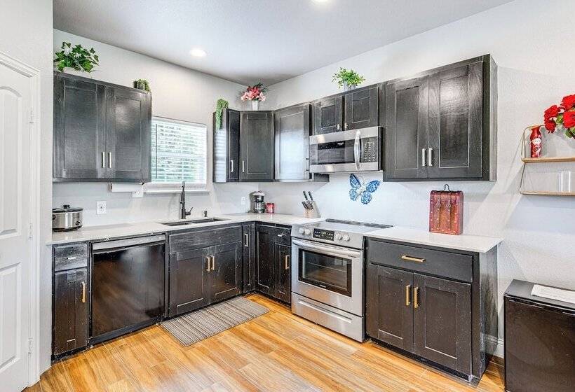 Charming Caddo Mills Farmhouse W/ Private Yard