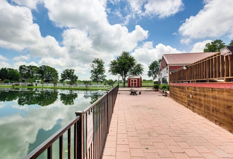 Charming Caddo Mills Farmhouse W/ Private Yard