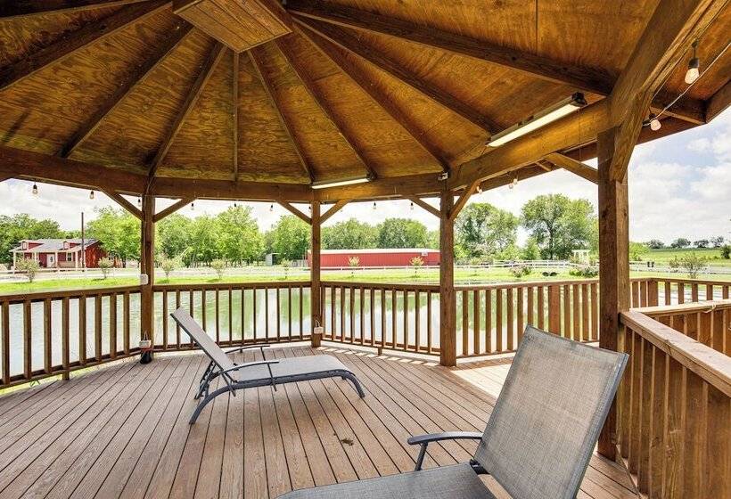 Charming Caddo Mills Farmhouse W/ Private Yard