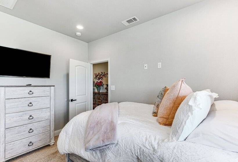 Charming Caddo Mills Farmhouse W/ Private Yard