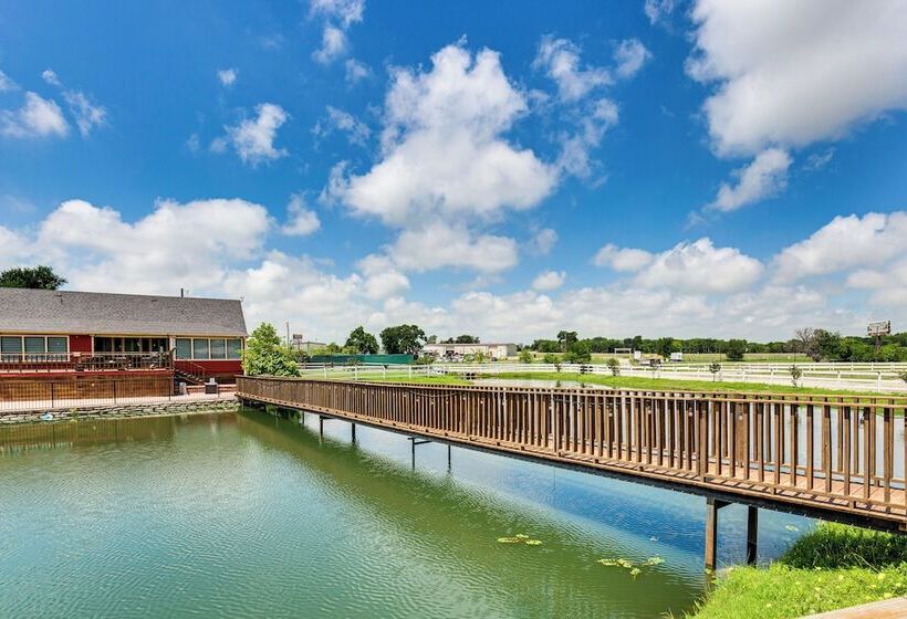 Charming Caddo Mills Farmhouse W/ Private Yard