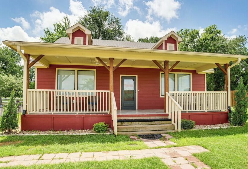 Charming Caddo Mills Farmhouse W/ Private Yard