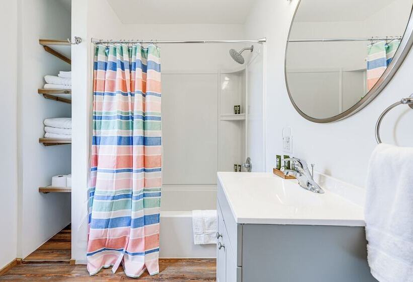 Charming Home   2 Mi To Niagara Falls State Park!