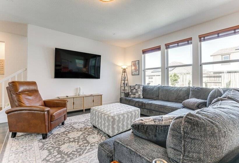 Spacious Roseville Home W/ Patio   Near Golf!