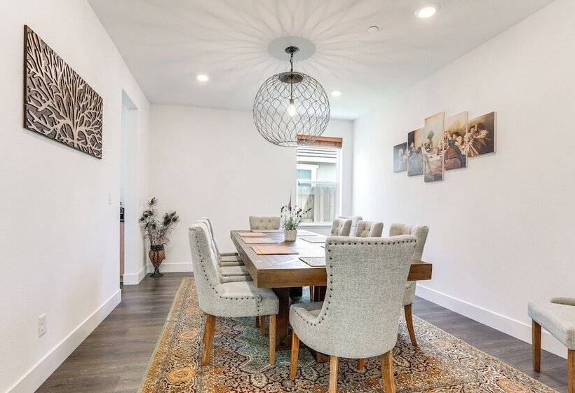 Spacious Roseville Home W/ Patio   Near Golf!