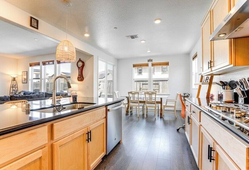 Spacious Roseville Home W/ Patio   Near Golf!