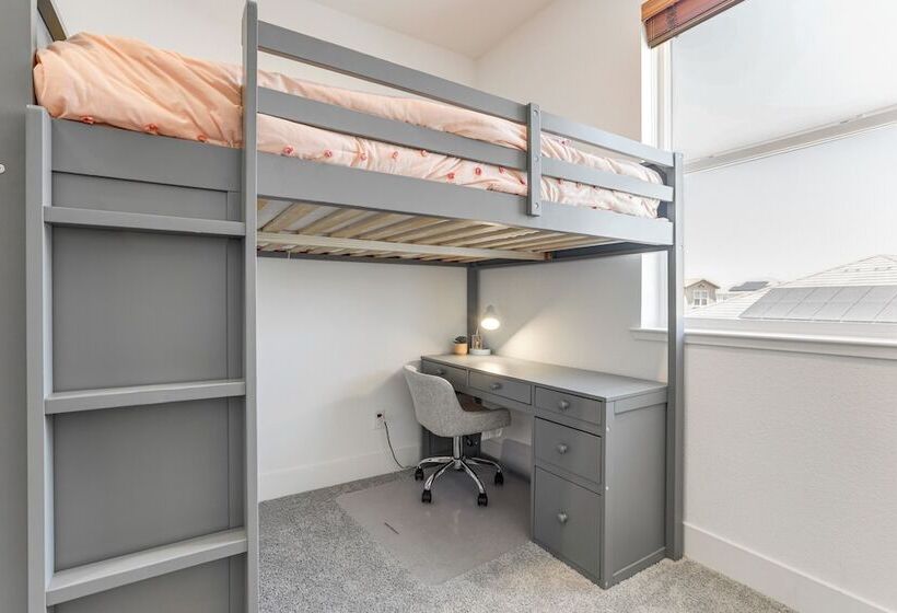 Spacious Roseville Home W/ Patio   Near Golf!