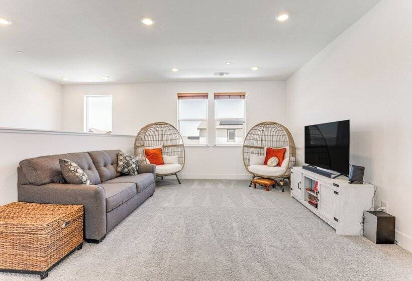 Spacious Roseville Home W/ Patio   Near Golf!