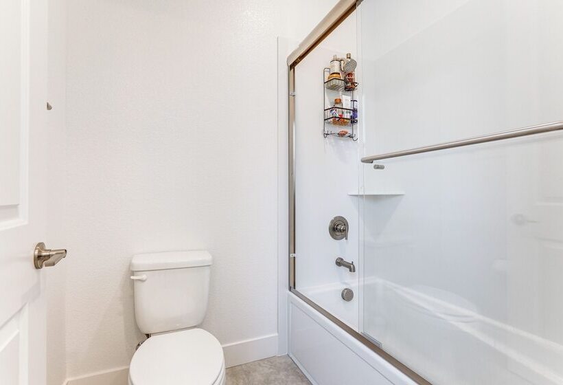 Spacious Roseville Home W/ Patio   Near Golf!