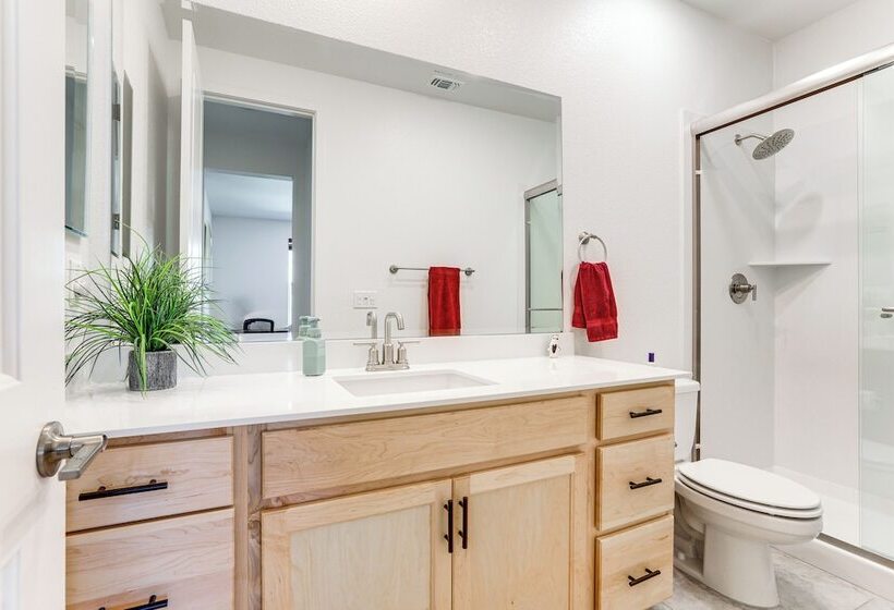 Spacious Roseville Home W/ Patio   Near Golf!