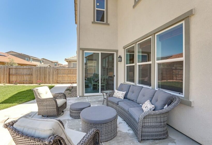 Spacious Roseville Home W/ Patio   Near Golf!