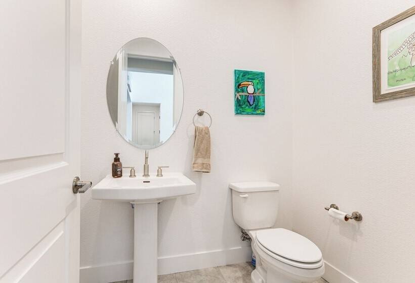 Spacious Roseville Home W/ Patio   Near Golf!