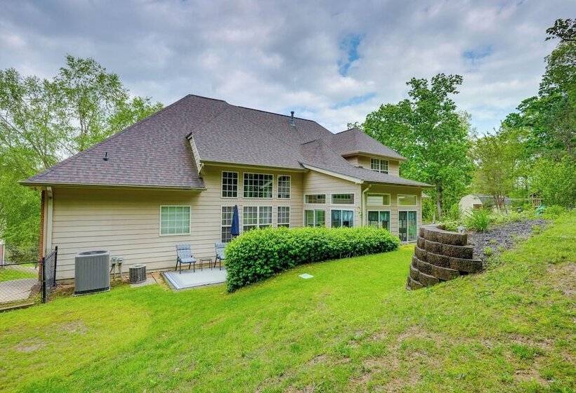 Chattanooga Family Home: Games, Yard, Grill!