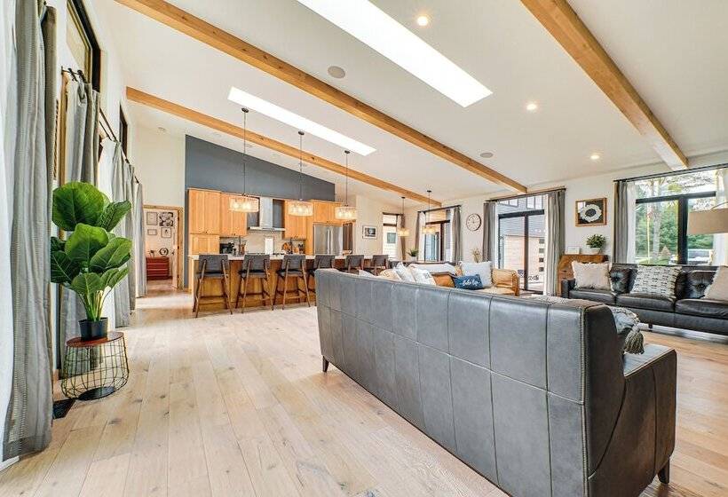 Chic Bellaire Home W/ Outdoor Kitchen On Clam Lake