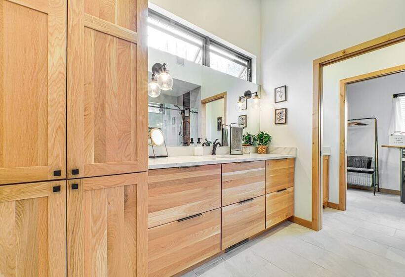 Chic Bellaire Home W/ Outdoor Kitchen On Clam Lake