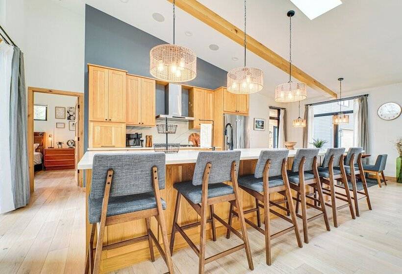 Chic Bellaire Home W/ Outdoor Kitchen On Clam Lake