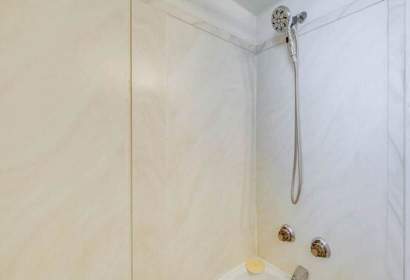 Cleveland Heights Home W/ Sunroom: Park Across St!