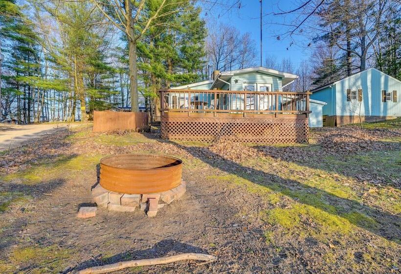 Cottage W/ Deck & Bluff Lake Views: Walk To Beach!
