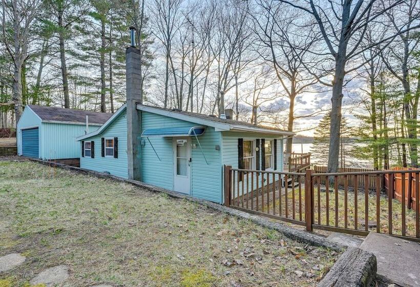 Cottage W/ Deck & Bluff Lake Views: Walk To Beach!