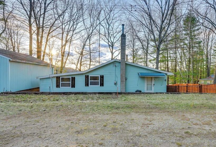 Cottage W/ Deck & Bluff Lake Views: Walk To Beach!