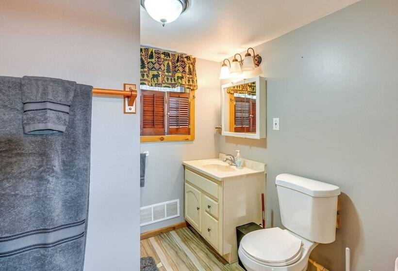 Cottage W/ Deck & Bluff Lake Views: Walk To Beach!