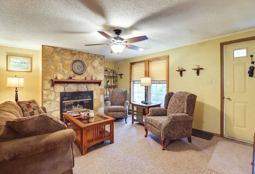 Cozy Albrightsville Home: 10 Mi To Pocono Raceway!