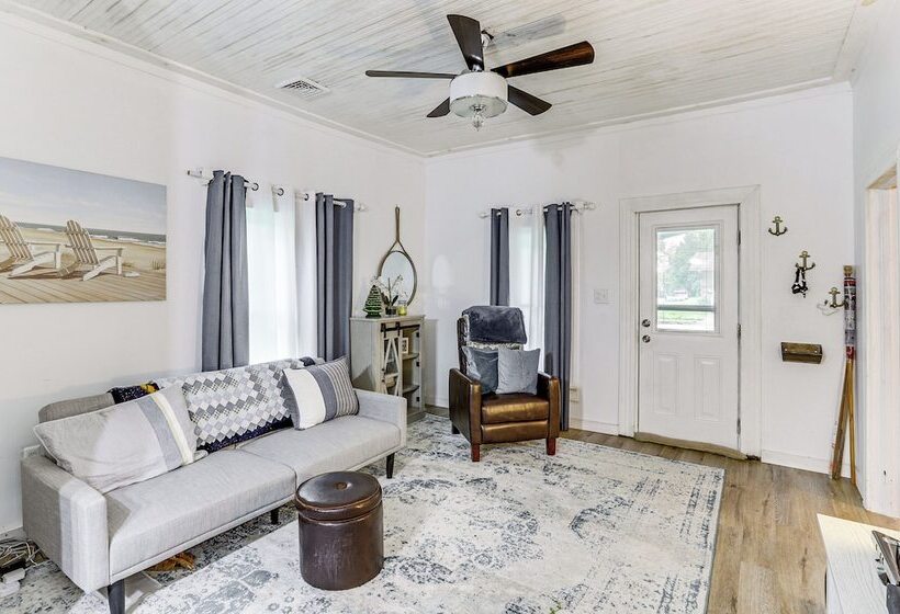 Cozy Carterville Home: 3 Mi To Crab Orchard Lake!