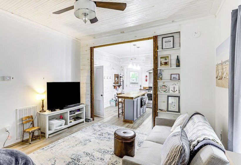 Cozy Carterville Home: 3 Mi To Crab Orchard Lake!