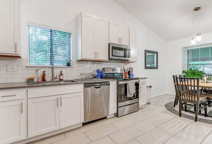 Modern Cedar Park Home: 20 Mi To Downtown Austin!