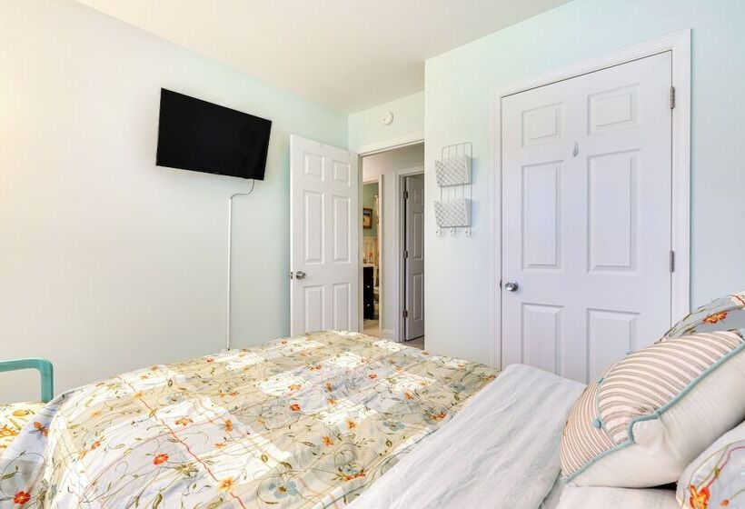 Cozy Goose Creek Escape W/ Patio & Grill